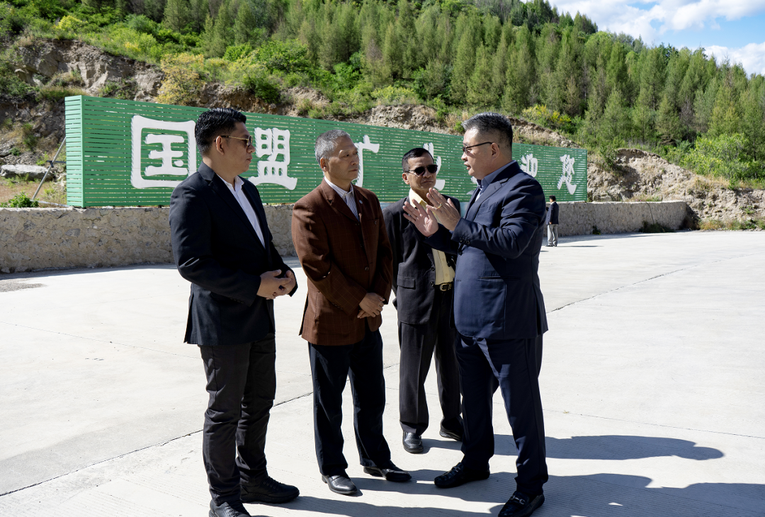 泰國SCG集團一行在公司董事長劉嚴蓬等高管陪同下，先后參觀考察了國投盛世旗下沸石礦及沸石環(huán)保新材料生產(chǎn)線，詳細了解到集團旗下礦山、生產(chǎn)車間的總體功能布局、生產(chǎn)工藝流程等。同時，在參觀考察過程中，公司董事長劉嚴蓬為丹納諾特·圖尼亞蓬派邦先生等人陸續(xù)介紹了沸石項目產(chǎn)業(yè)規(guī)劃、布局、建設(shè)進展與生產(chǎn)情況，讓考察團充分了解到國投盛世在全球沸石行業(yè)的頭部實力，為后續(xù)深入合作奠定了扎實基礎(chǔ)。